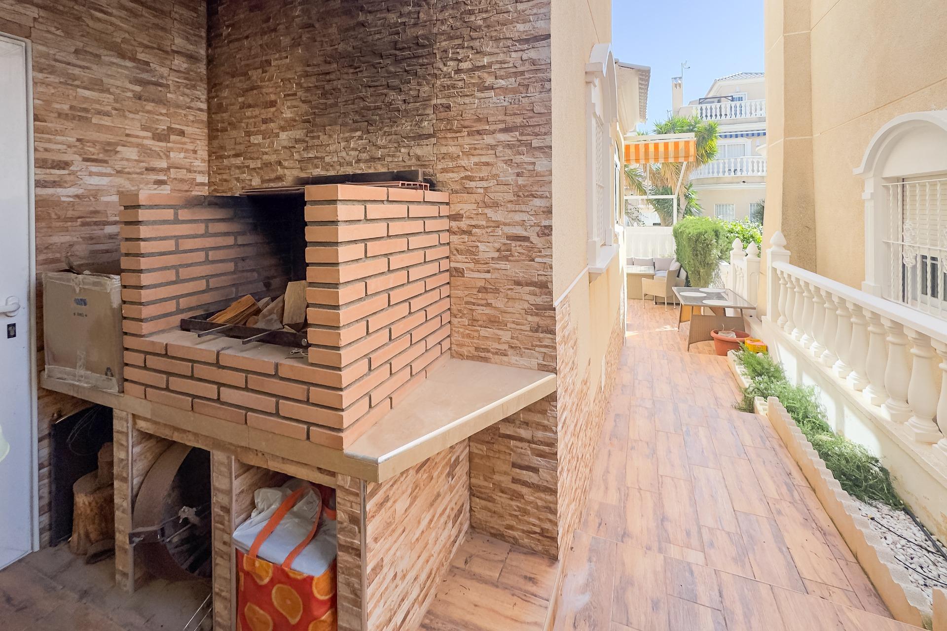 For sale - 4 Bedroom 1 Bathroom Villa in Orihuela Costa - Los Almendros-la Florida  - Alicante