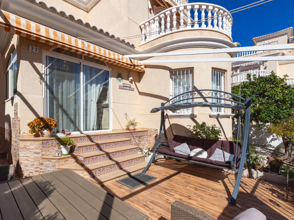 4 Bedroom 1 Bathroom Villa in Los Altos