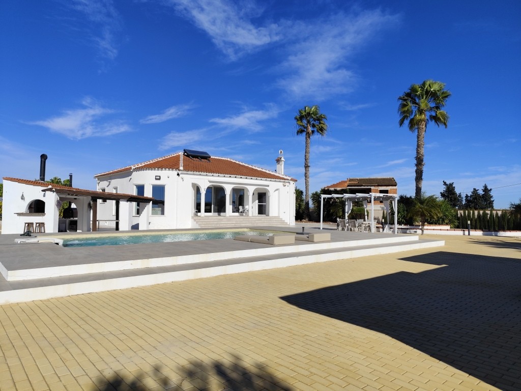 For sale - 3 Bedroom 2 Bathroom Villa in El Mudamiento -  - Alicante