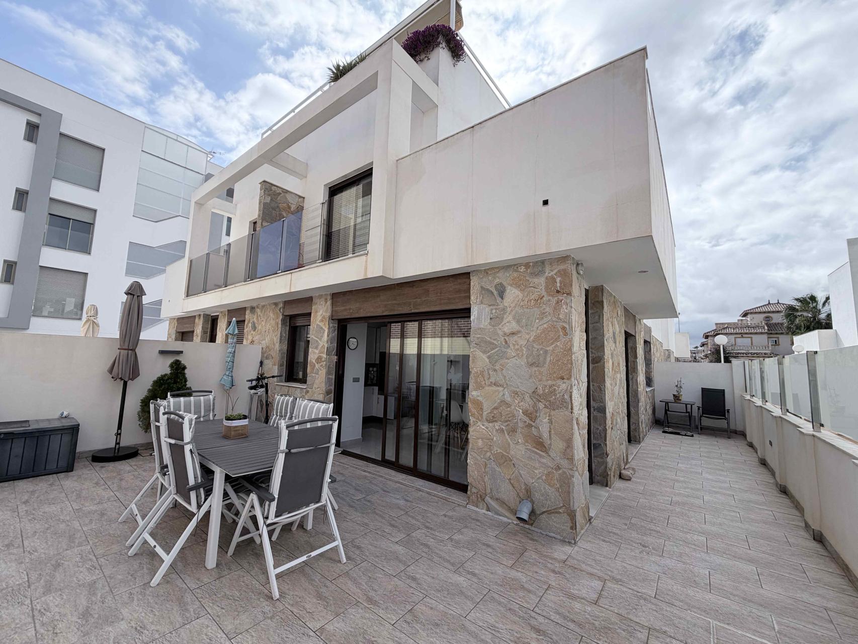 For sale - 3 Bedroom 2 Bathroom Town House in Cabo Roig - Costa Blanca  - Alicante