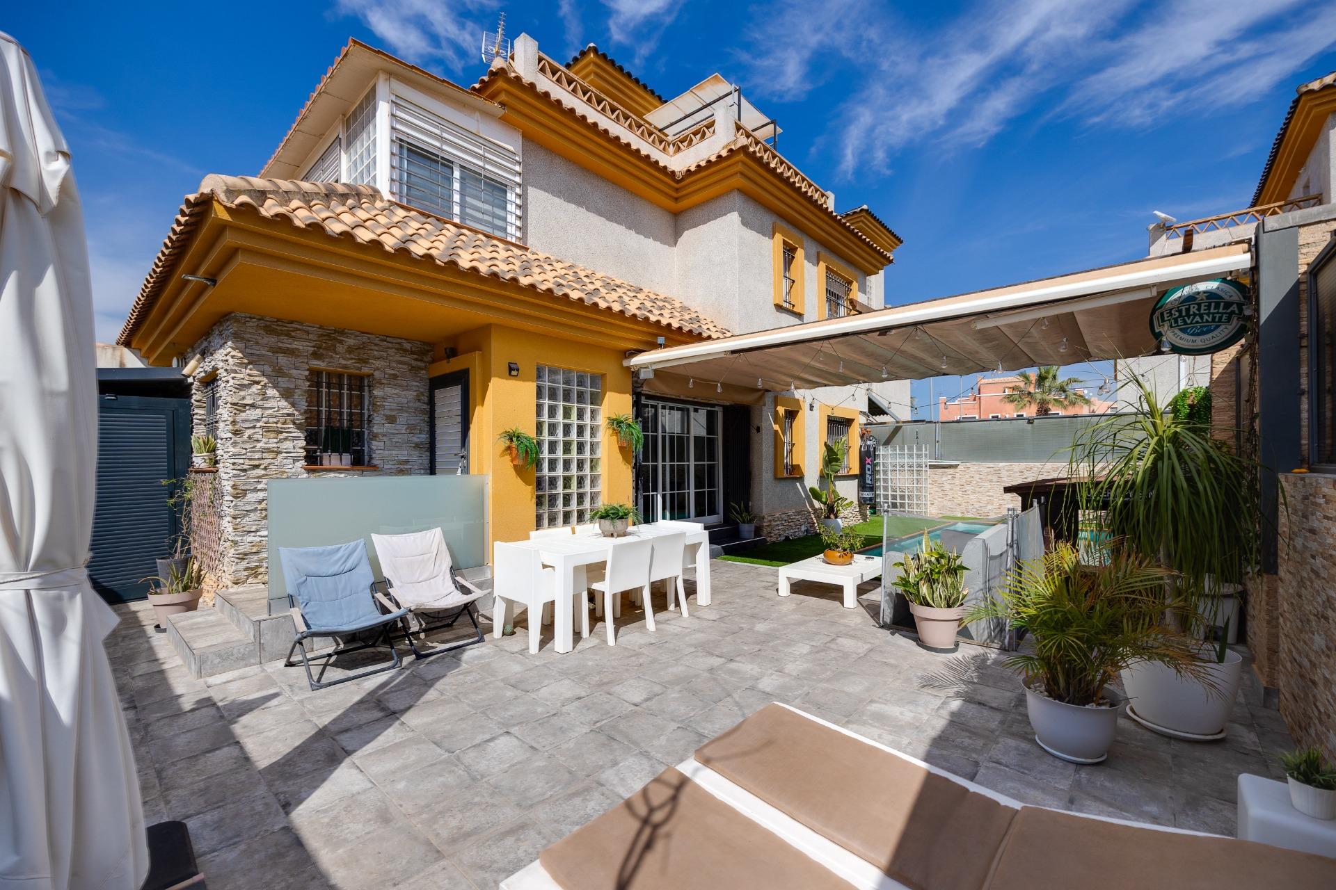 For sale - 3 Bedroom 2 Bathroom Villa in Los Montesinos - La Herrada  - Alicante