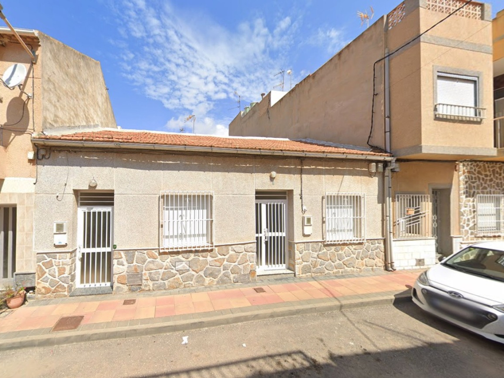 4 Bedroom 1 Bathroom Town House in Los Alcazares