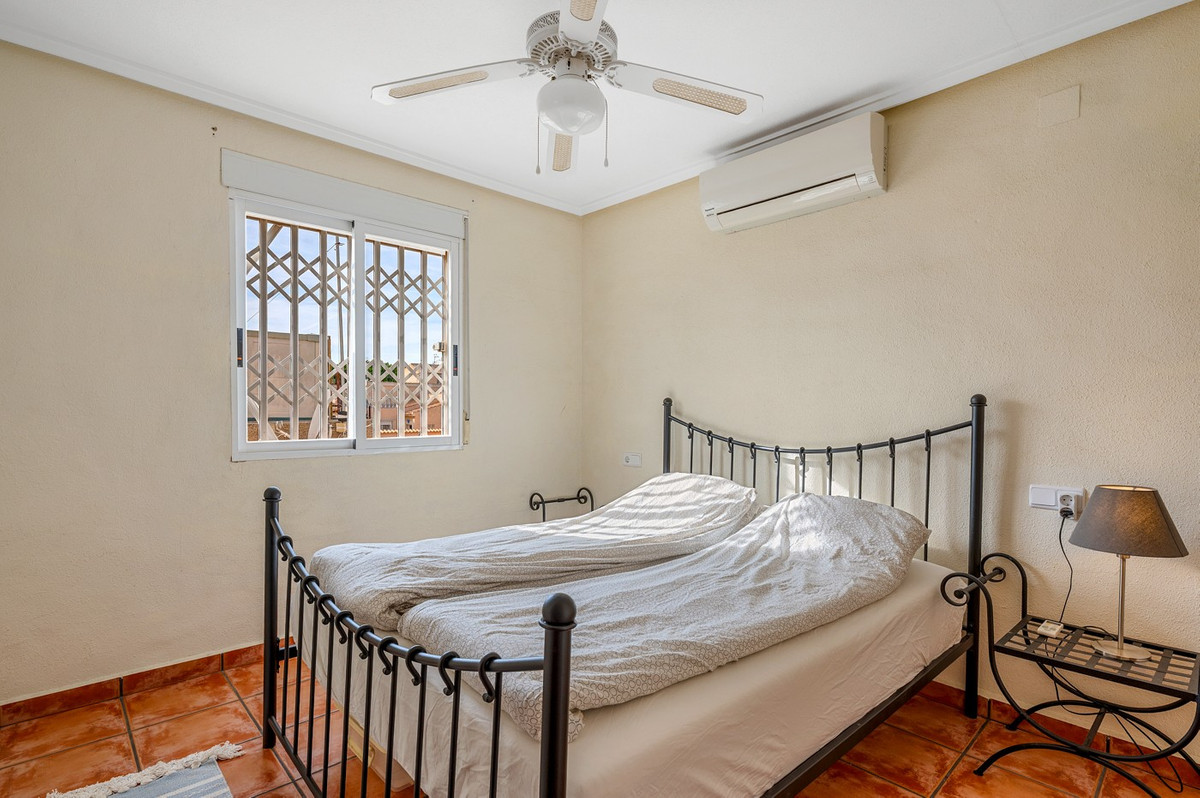 For sale - 4 Bedroom 2 Bathroom Detached Villa in Playa Flamenca  - Playa Flamenca  - Alicante