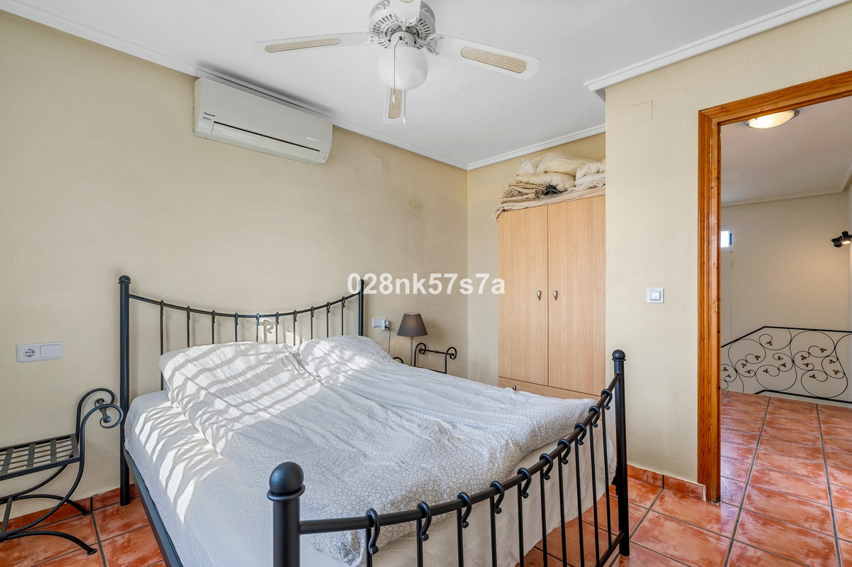 For sale - 4 Bedroom 2 Bathroom House - Detached Villa in Orihuela - Playa Flamenca  - Alicante