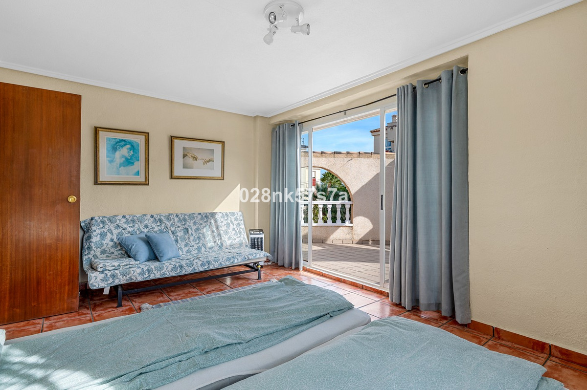 For sale - 4 Bedroom 2 Bathroom House - Detached Villa in Orihuela - Playa Flamenca  - Alicante