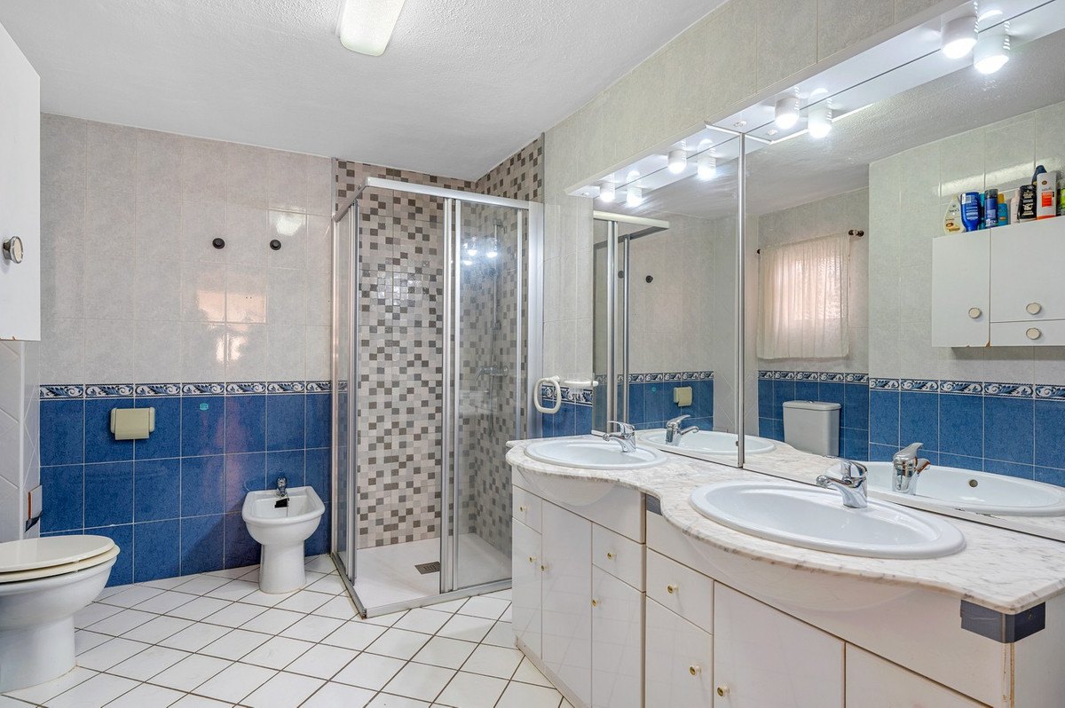 For sale - 4 Bedroom 2 Bathroom Detached Villa in Playa Flamenca  - Playa Flamenca  - Alicante