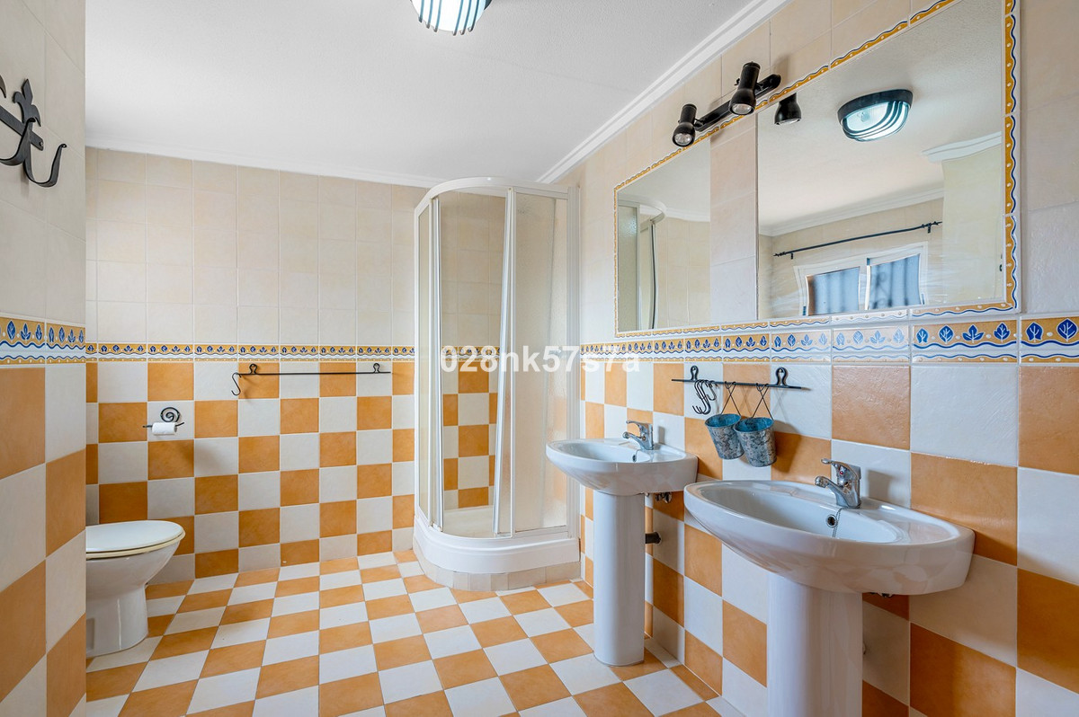 For sale - 4 Bedroom 2 Bathroom House - Detached Villa in Orihuela - Playa Flamenca  - Alicante