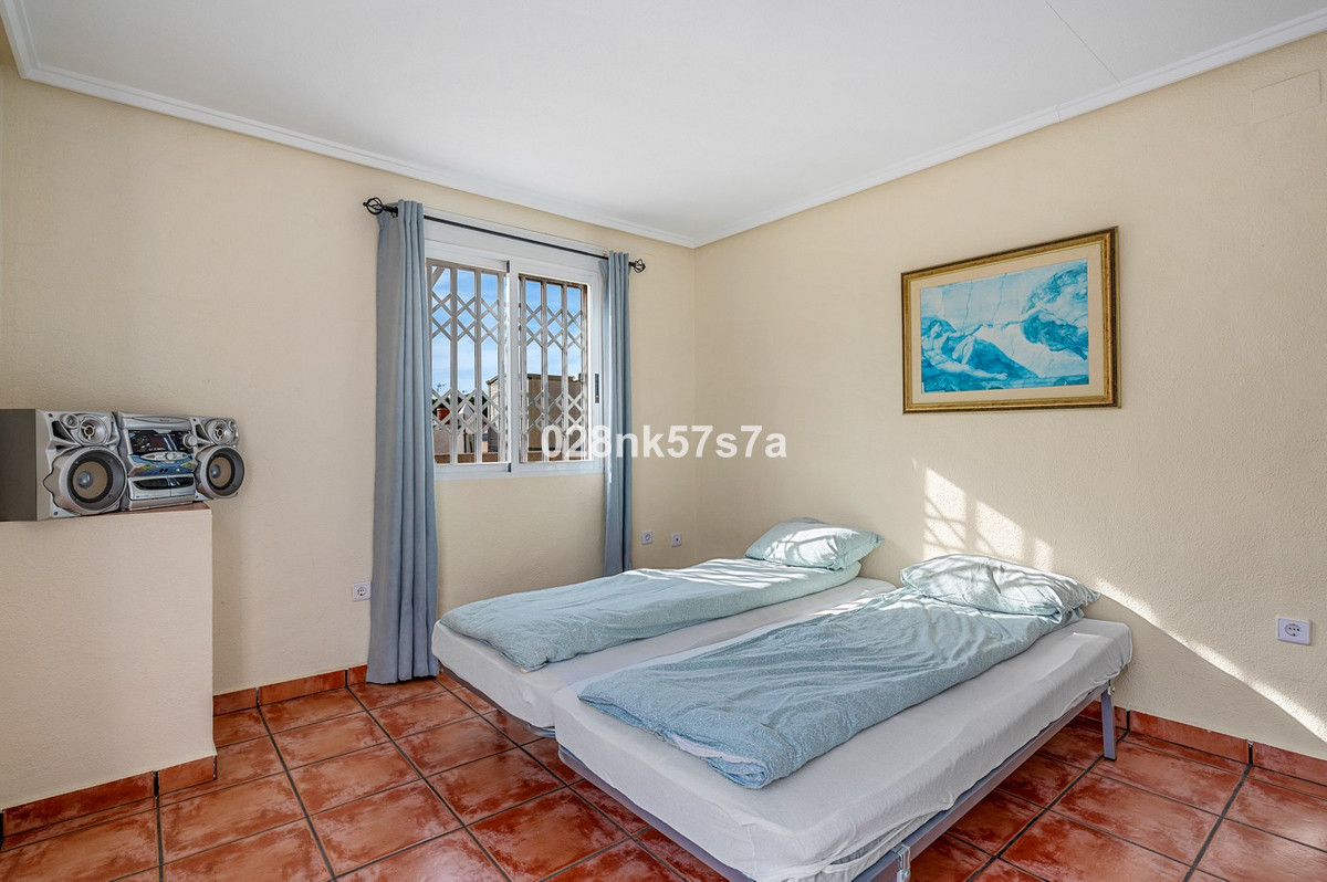 For sale - 4 Bedroom 2 Bathroom House - Detached Villa in Orihuela - Playa Flamenca  - Alicante