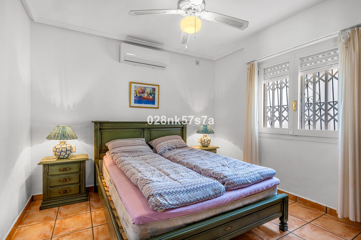 For sale - 4 Bedroom 2 Bathroom House - Detached Villa in Orihuela - Playa Flamenca  - Alicante