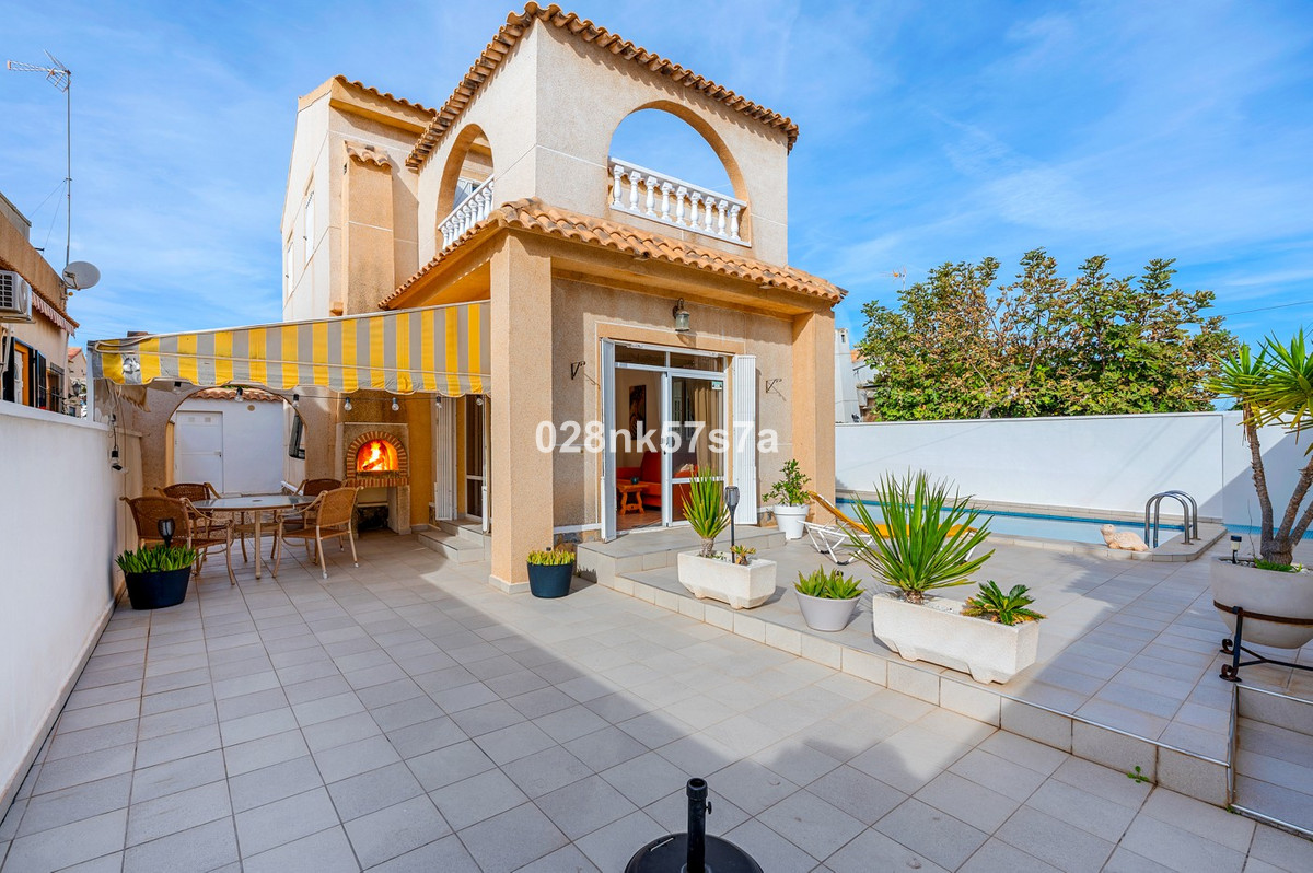 For sale - 4 Bedroom 2 Bathroom House - Detached Villa in Orihuela - Playa Flamenca  - Alicante