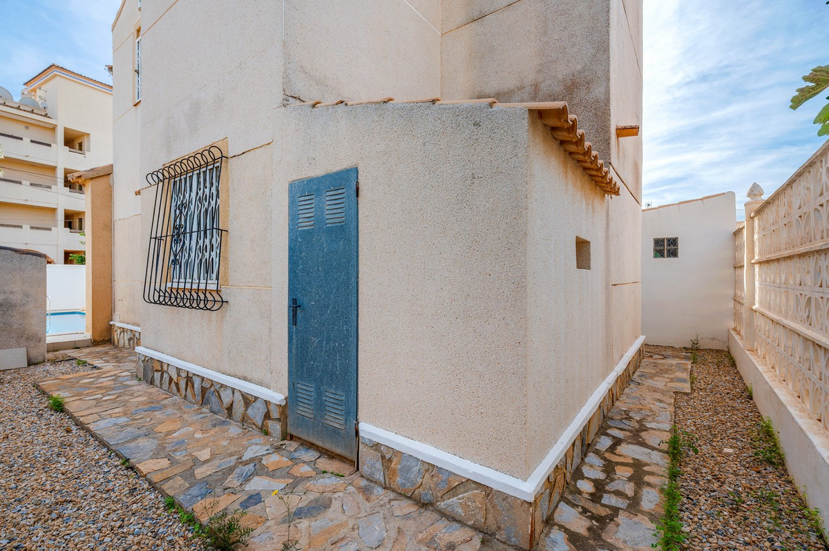 For sale - 4 Bedroom 2 Bathroom Detached Villa in Playa Flamenca  - Playa Flamenca  - Alicante
