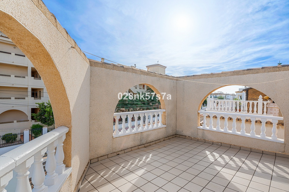 For sale - 4 Bedroom 2 Bathroom House - Detached Villa in Orihuela - Playa Flamenca  - Alicante