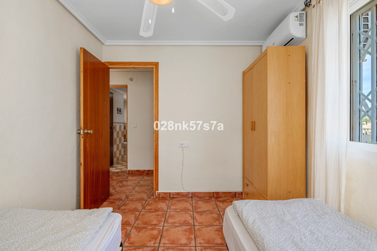 For sale - 4 Bedroom 2 Bathroom House - Detached Villa in Orihuela - Playa Flamenca  - Alicante