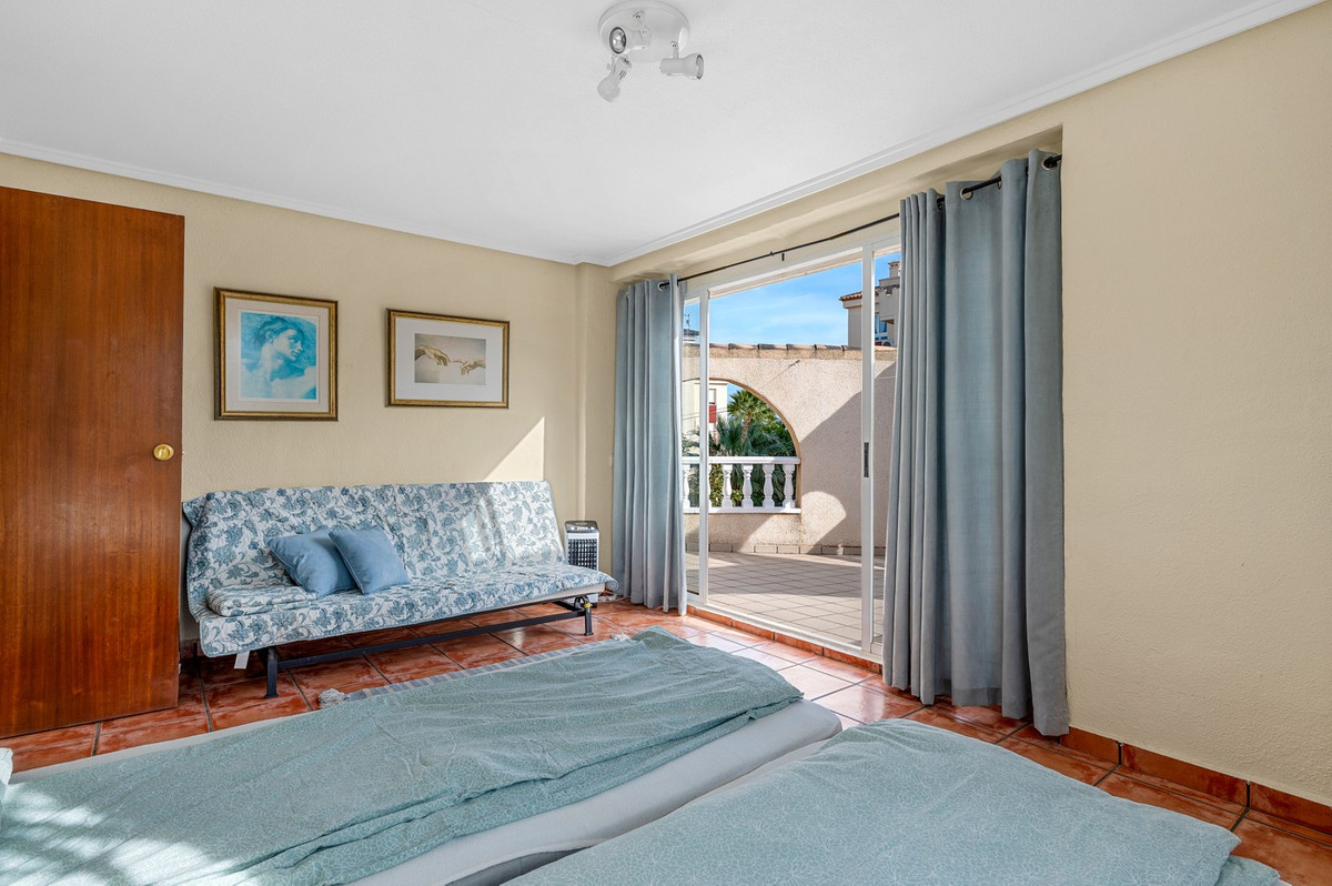 For sale - 4 Bedroom 2 Bathroom Detached Villa in Playa Flamenca  - Playa Flamenca  - Alicante