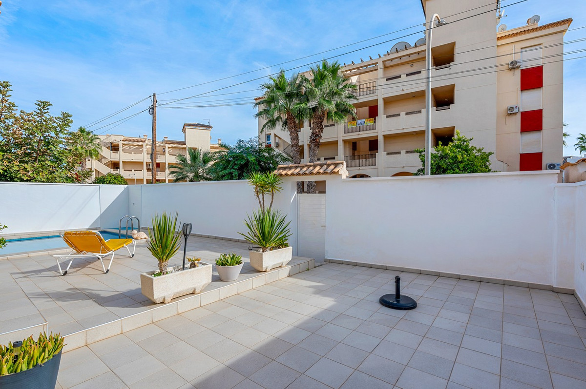 For sale - 4 Bedroom 2 Bathroom Detached Villa in Playa Flamenca  - Playa Flamenca  - Alicante