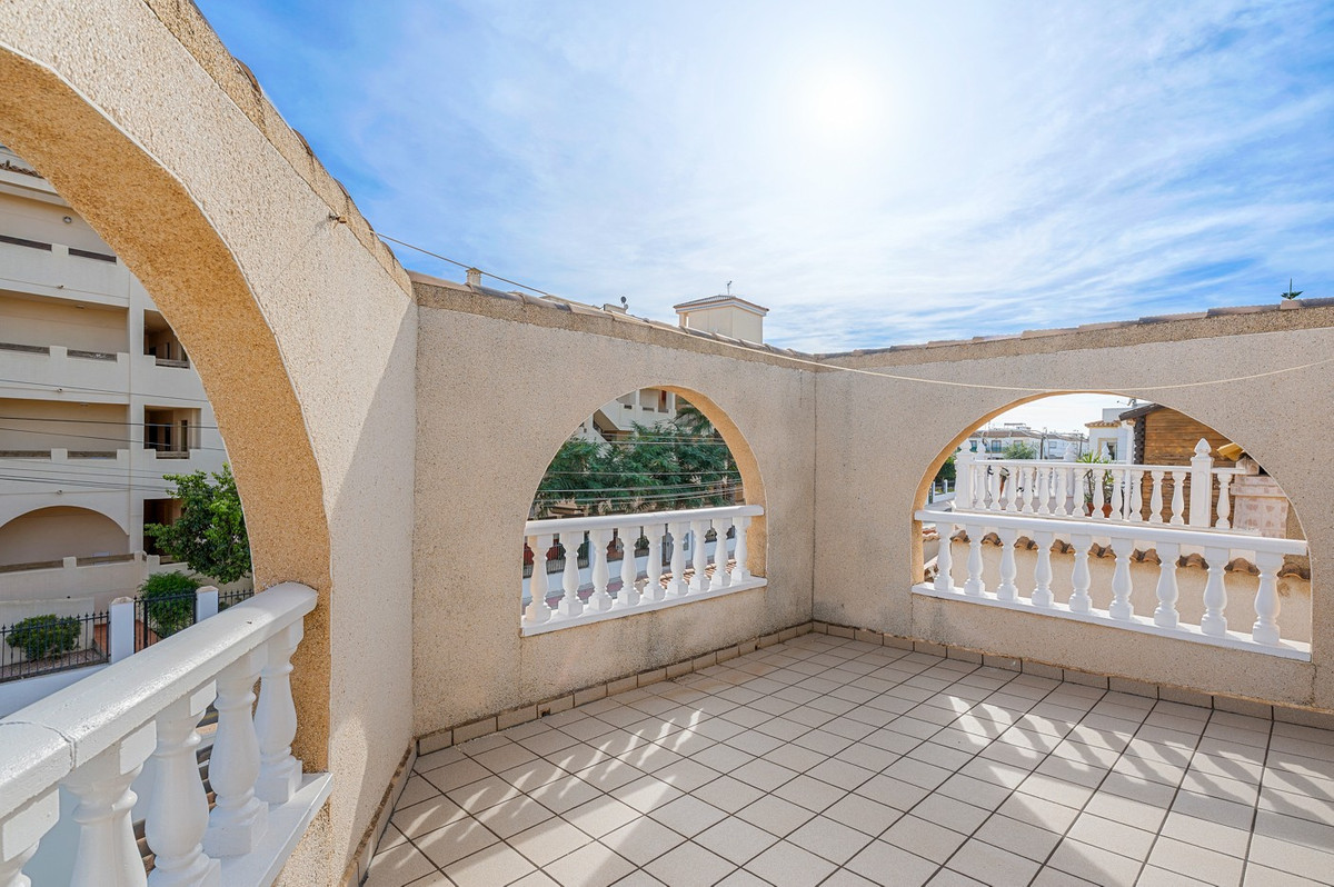 For sale - 4 Bedroom 2 Bathroom Detached Villa in Playa Flamenca  - Playa Flamenca  - Alicante