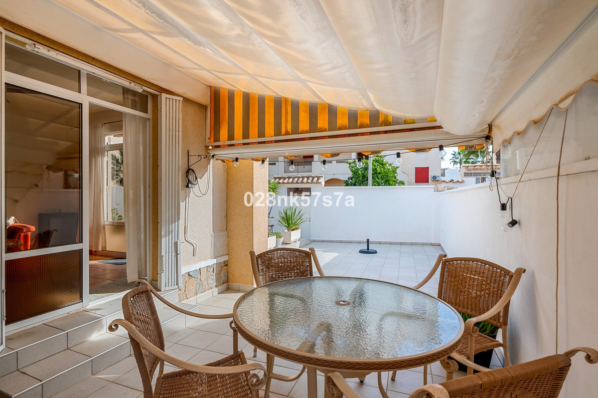 For sale - 4 Bedroom 2 Bathroom House - Detached Villa in Orihuela - Playa Flamenca  - Alicante