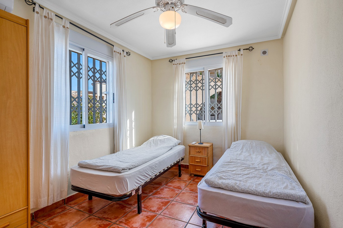 For sale - 4 Bedroom 2 Bathroom Detached Villa in Playa Flamenca  - Playa Flamenca  - Alicante