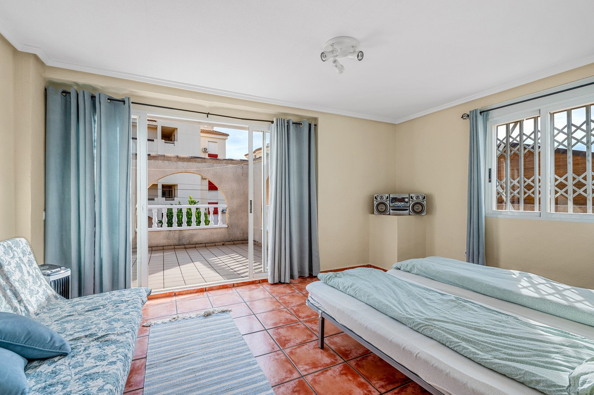 For sale - 4 Bedroom 2 Bathroom Detached Villa in Playa Flamenca  - Playa Flamenca  - Alicante