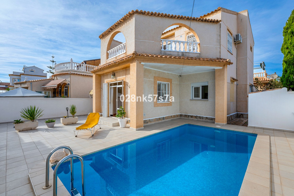 For sale - 4 Bedroom 2 Bathroom House - Detached Villa in Orihuela - Playa Flamenca  - Alicante