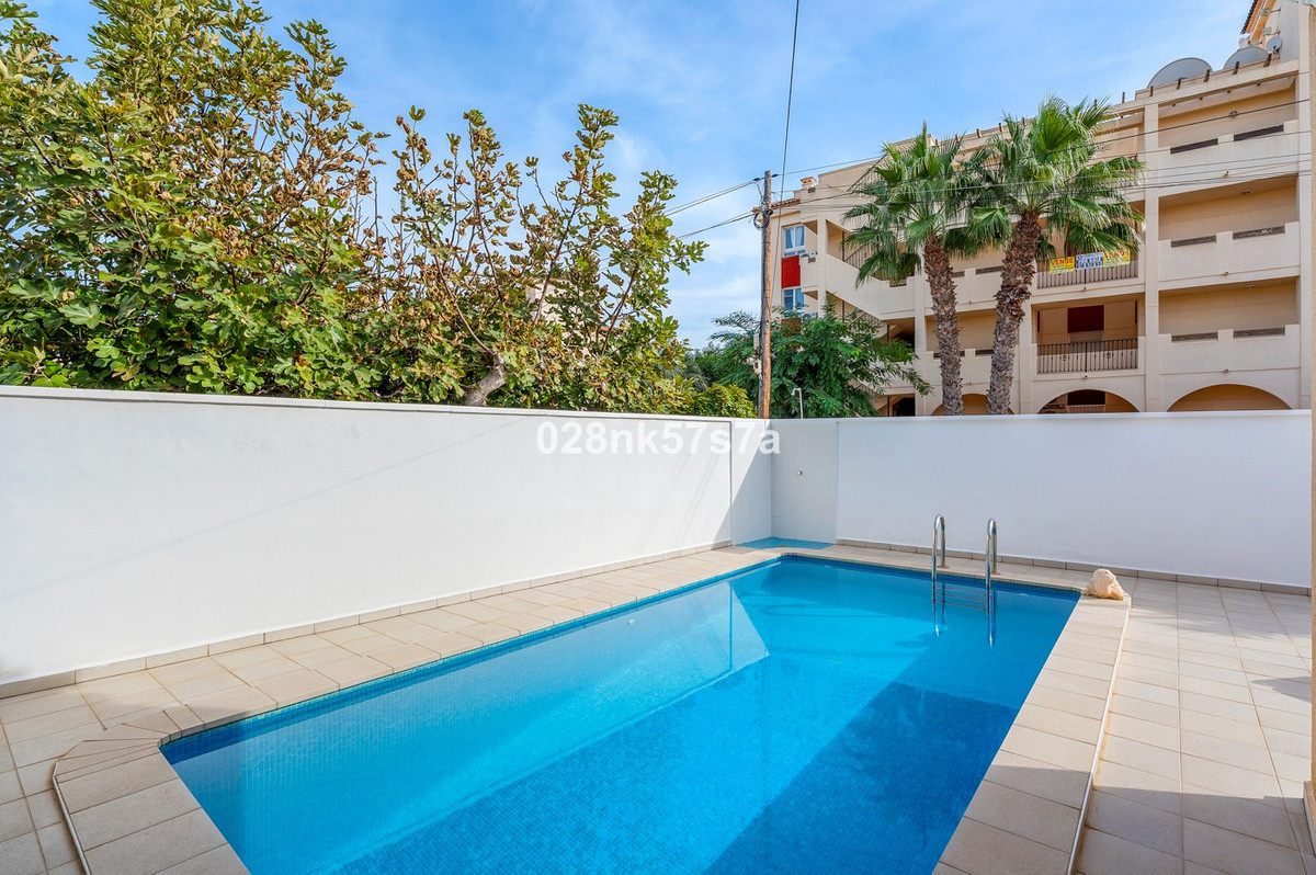 For sale - 4 Bedroom 2 Bathroom House - Detached Villa in Orihuela - Playa Flamenca  - Alicante