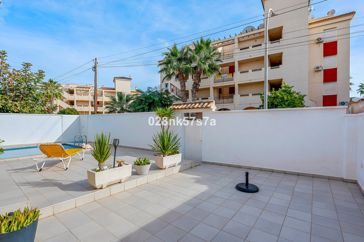 For sale - 4 Bedroom 2 Bathroom House - Detached Villa in Orihuela - Playa Flamenca  - Alicante