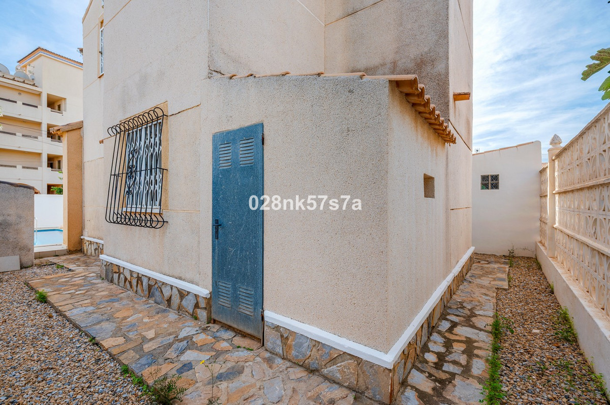 For sale - 4 Bedroom 2 Bathroom House - Detached Villa in Orihuela - Playa Flamenca  - Alicante