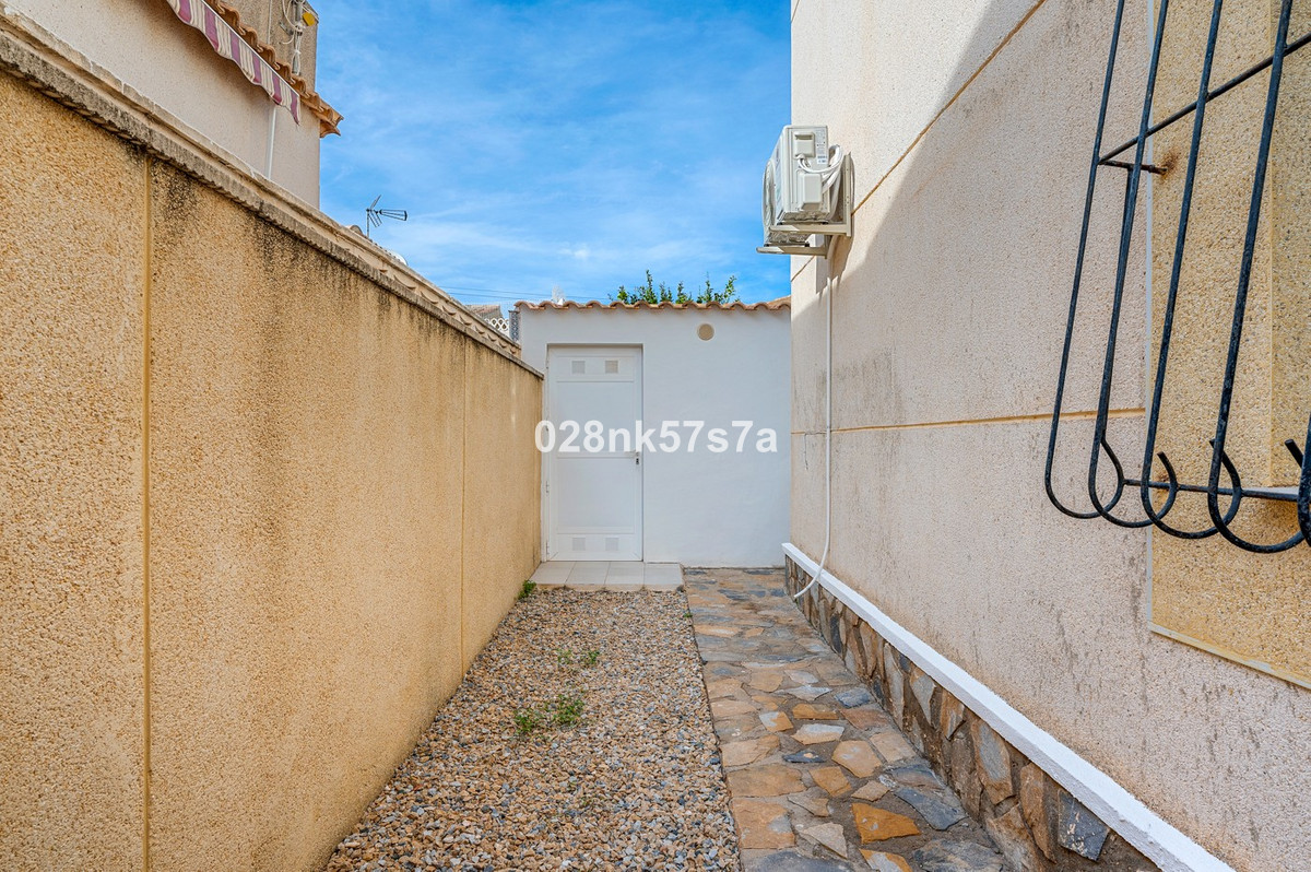 For sale - 4 Bedroom 2 Bathroom House - Detached Villa in Orihuela - Playa Flamenca  - Alicante