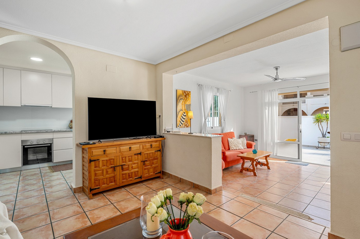 For sale - 4 Bedroom 2 Bathroom Detached Villa in Playa Flamenca  - Playa Flamenca  - Alicante