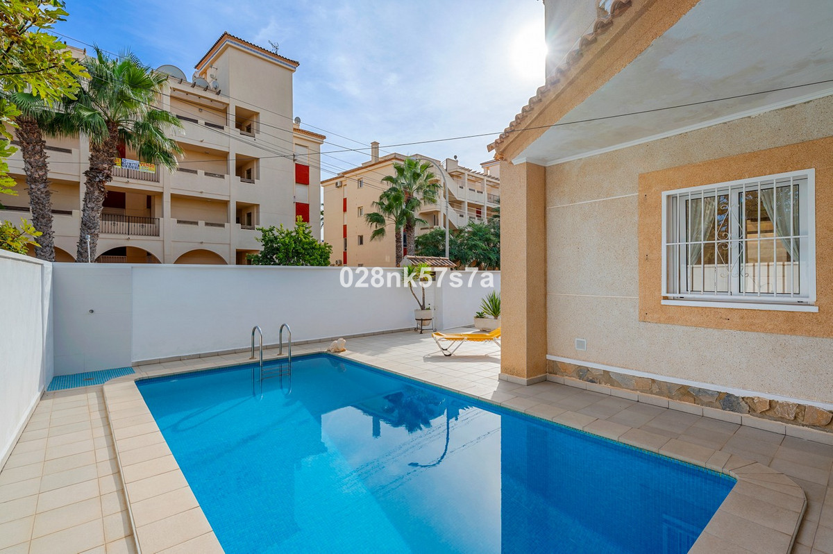 For sale - 4 Bedroom 2 Bathroom House - Detached Villa in Orihuela - Playa Flamenca  - Alicante