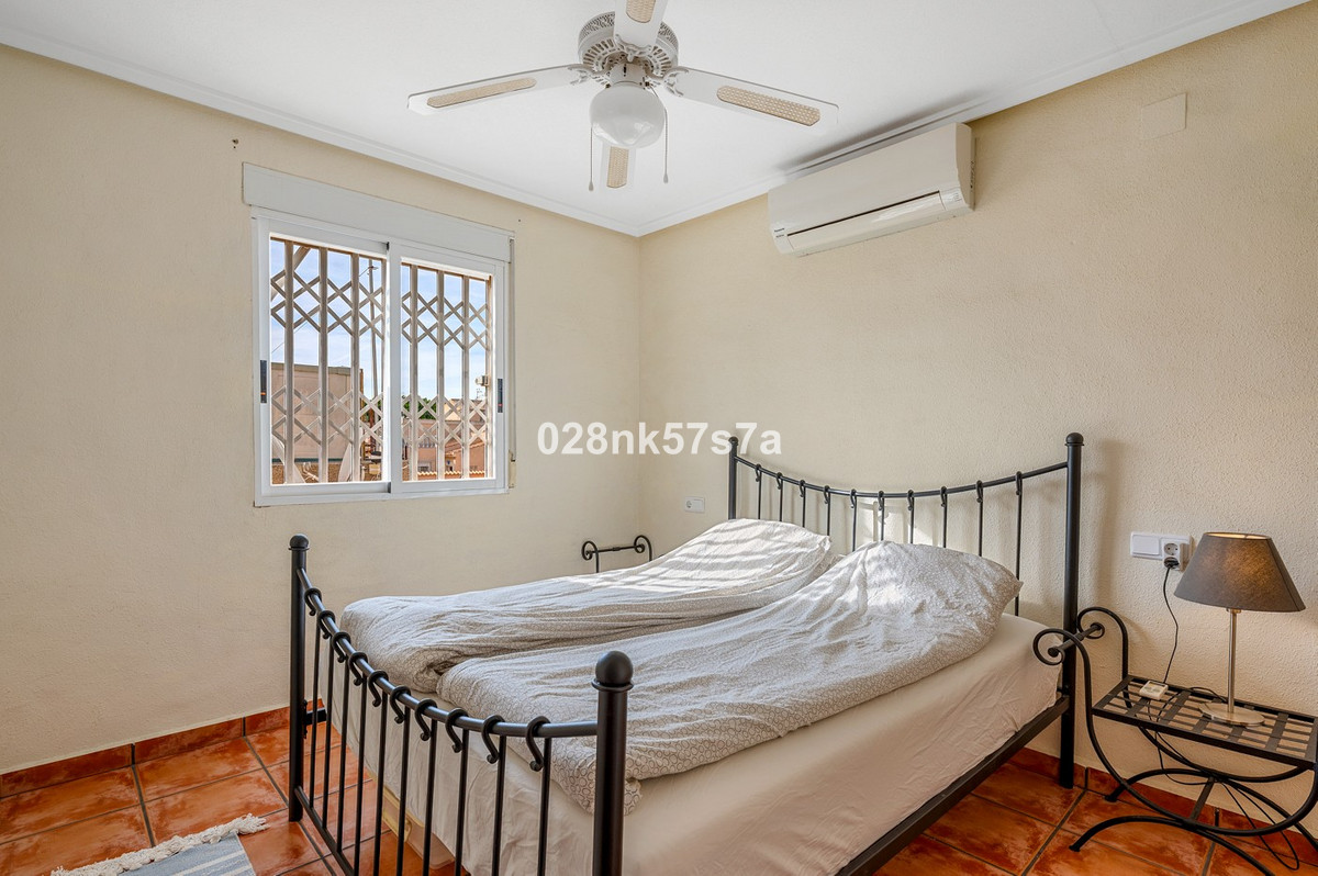 For sale - 4 Bedroom 2 Bathroom House - Detached Villa in Orihuela - Playa Flamenca  - Alicante