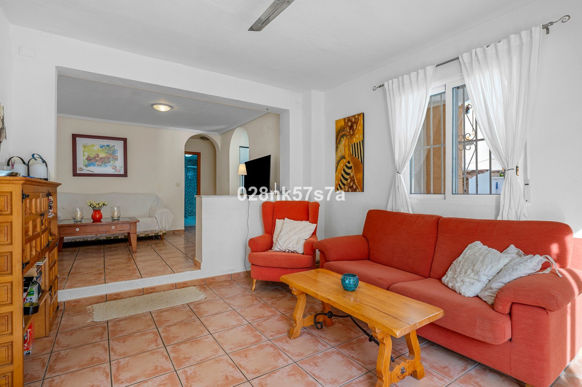 For sale - 4 Bedroom 2 Bathroom House - Detached Villa in Orihuela - Playa Flamenca  - Alicante