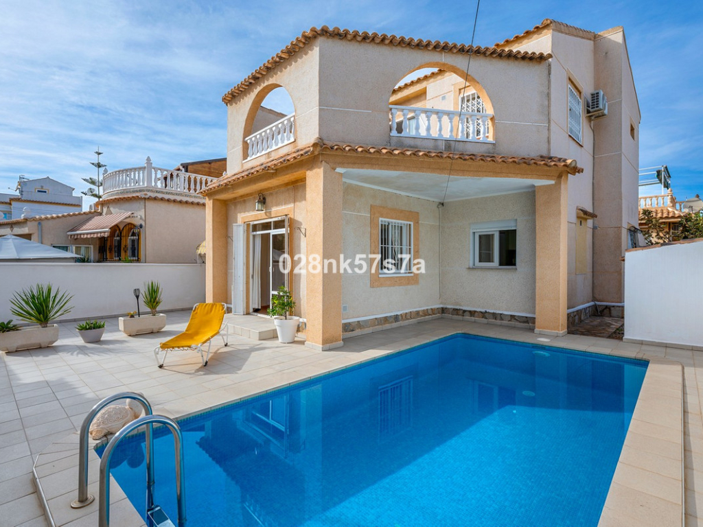 4 Bedroom 2 Bathroom House - Detached Villa in Orihuela