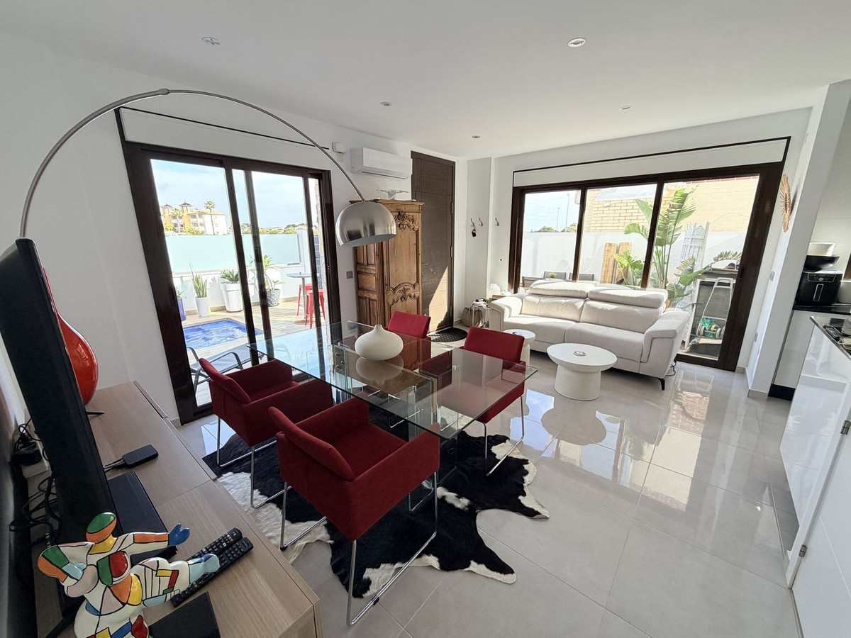 For sale - 3 Bedroom 2 Bathroom House - Semi-Detached House in Orihuela - Lomas de Cabo Roig  - Alicante