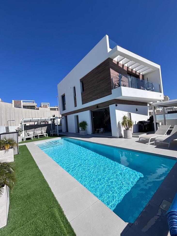 For sale - 5 Bedroom 3 Bathroom Villa in Villamartin - Costa Blanca  - Alicante