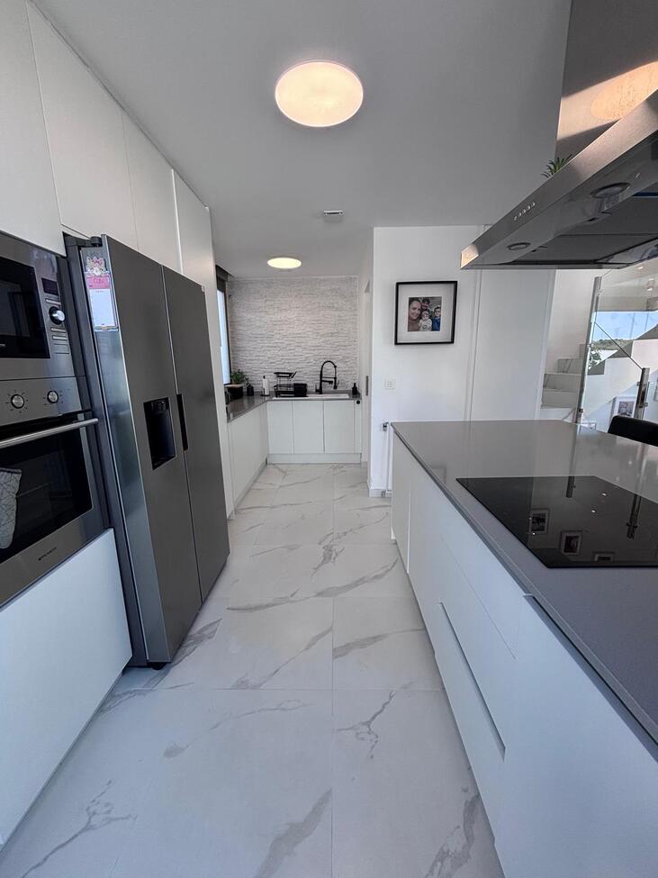 For sale - 5 Bedroom 3 Bathroom Villa in Villamartin - Costa Blanca  - Alicante