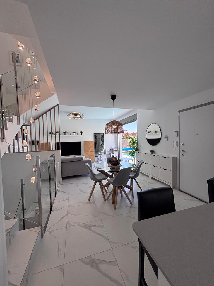 For sale - 5 Bedroom 3 Bathroom Villa in Villamartin - Costa Blanca  - Alicante