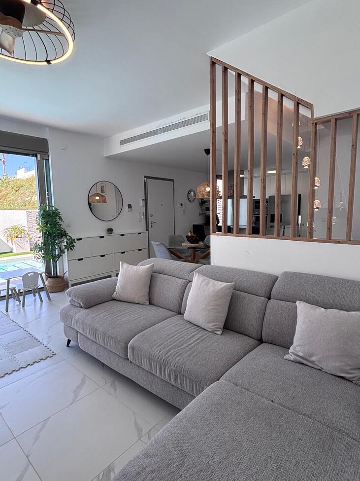 For sale - 5 Bedroom 3 Bathroom Villa in Villamartin - Costa Blanca  - Alicante