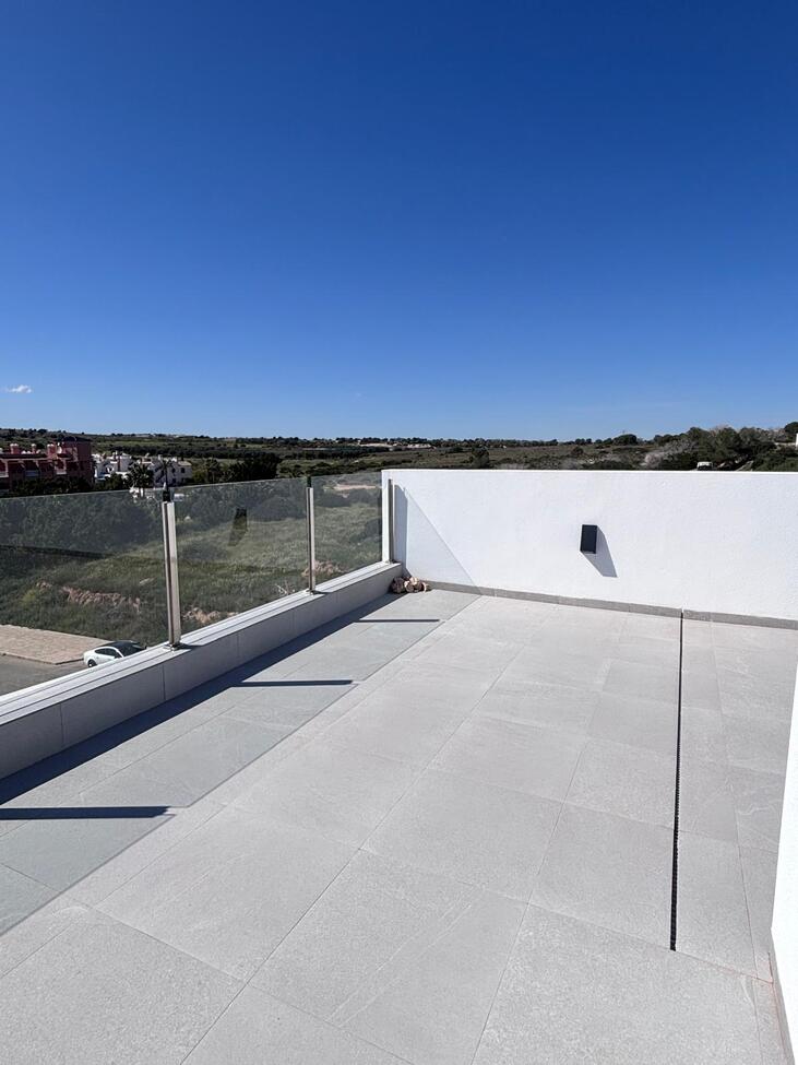 For sale - 5 Bedroom 3 Bathroom Villa in Villamartin - Costa Blanca  - Alicante