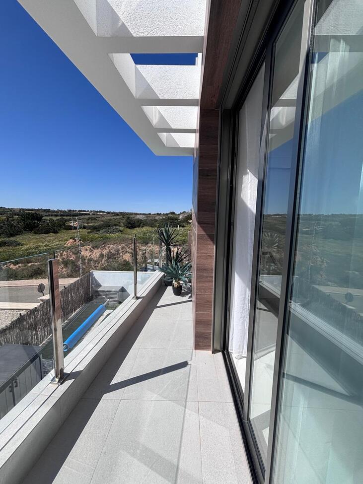 For sale - 5 Bedroom 3 Bathroom Villa in Villamartin - Costa Blanca  - Alicante