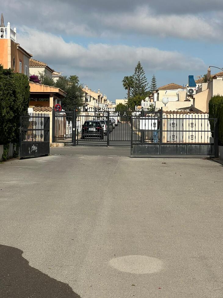 For sale - 3 Bedroom 2 Bathroom Villa in Playa Flamenca - Playa Flamenca  - Alicante