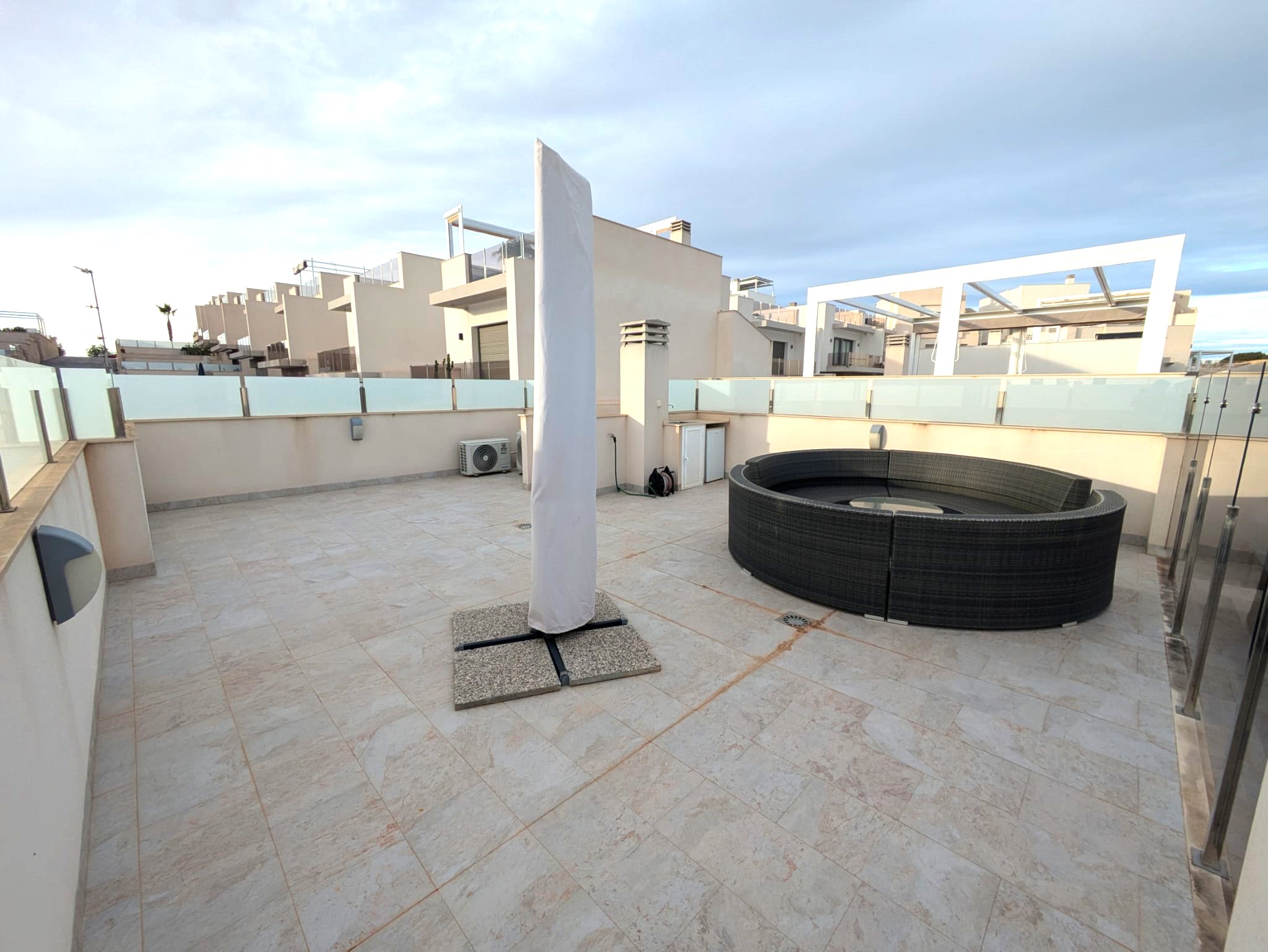 For sale - 2 Bathroom villa in Villamartin -  - Alicante