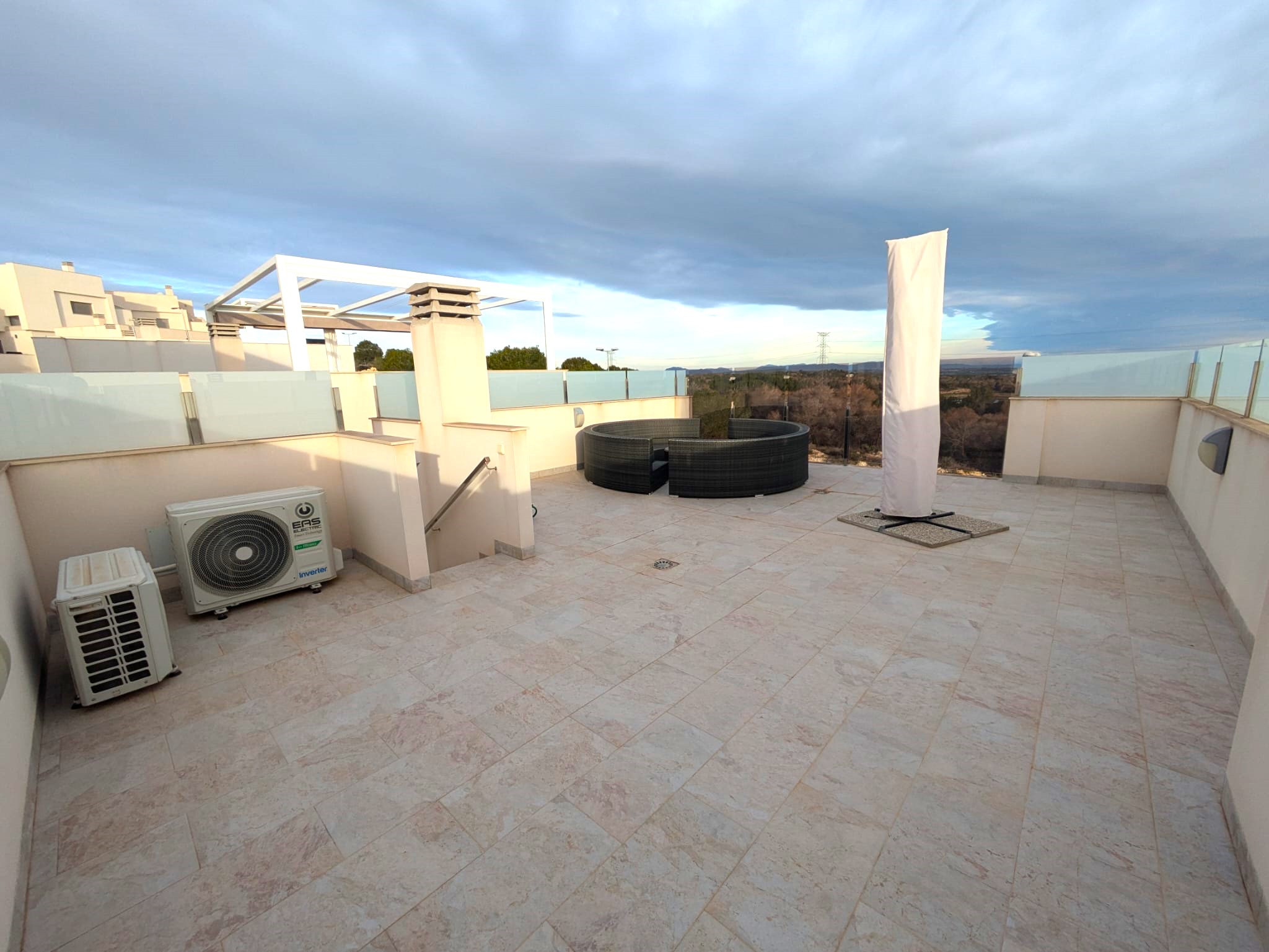 For sale - 2 Bathroom villa in Villamartin -  - Alicante