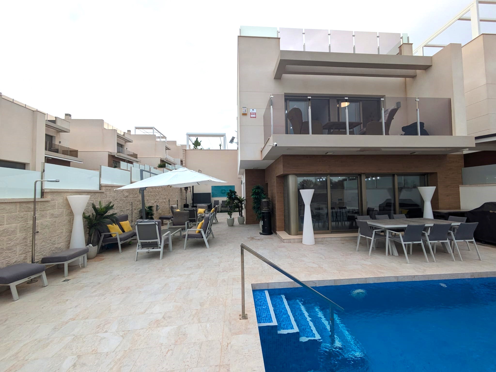 For sale - 2 Bathroom villa in Villamartin -  - Alicante