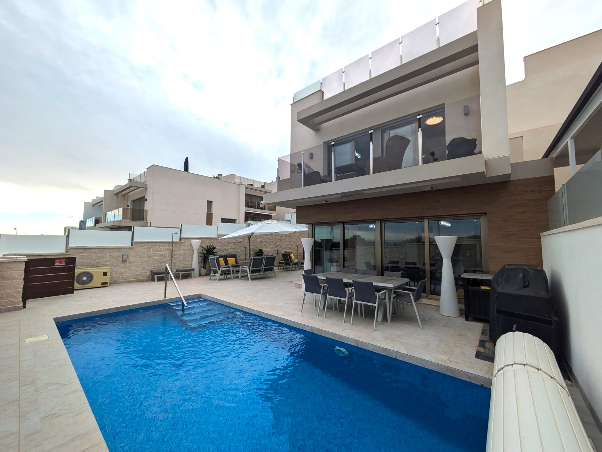For sale - 2 Bathroom villa in Villamartin -  - Alicante