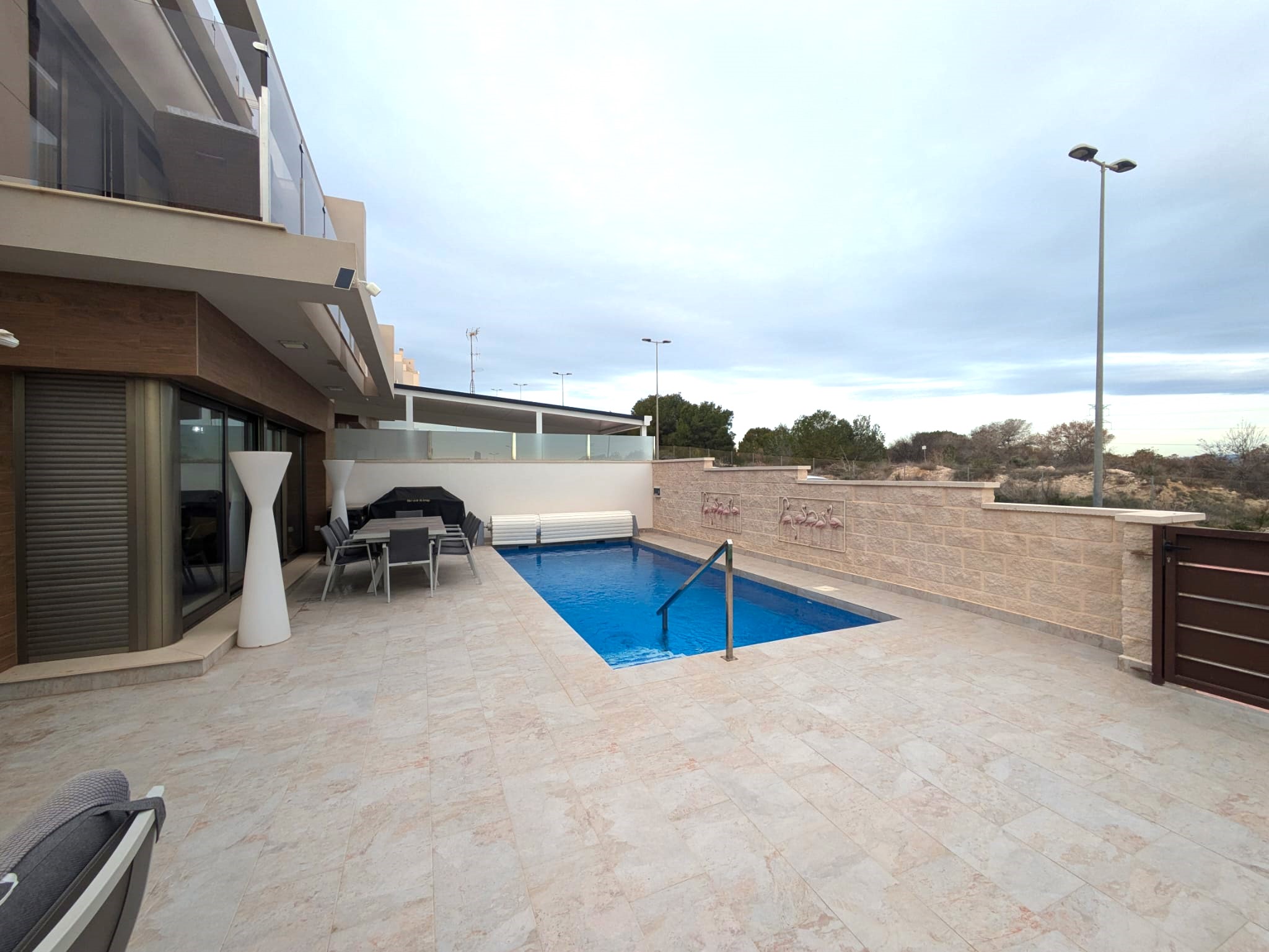 For sale - 2 Bathroom villa in Villamartin -  - Alicante