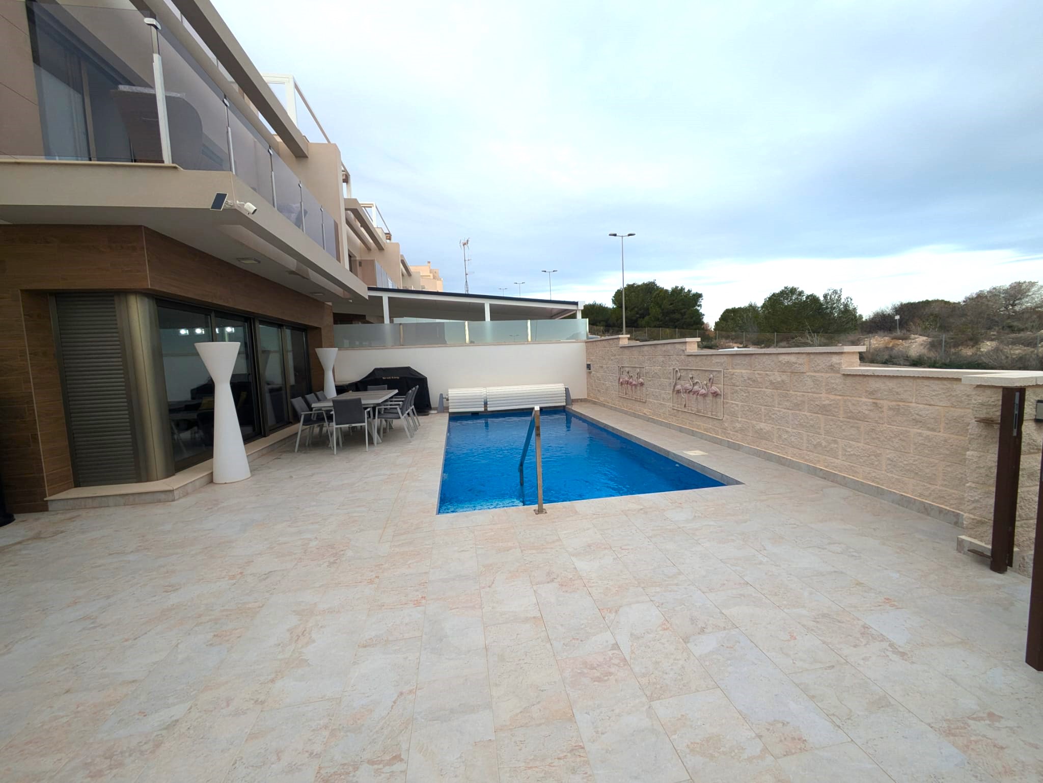 For sale - 2 Bathroom villa in Villamartin -  - Alicante