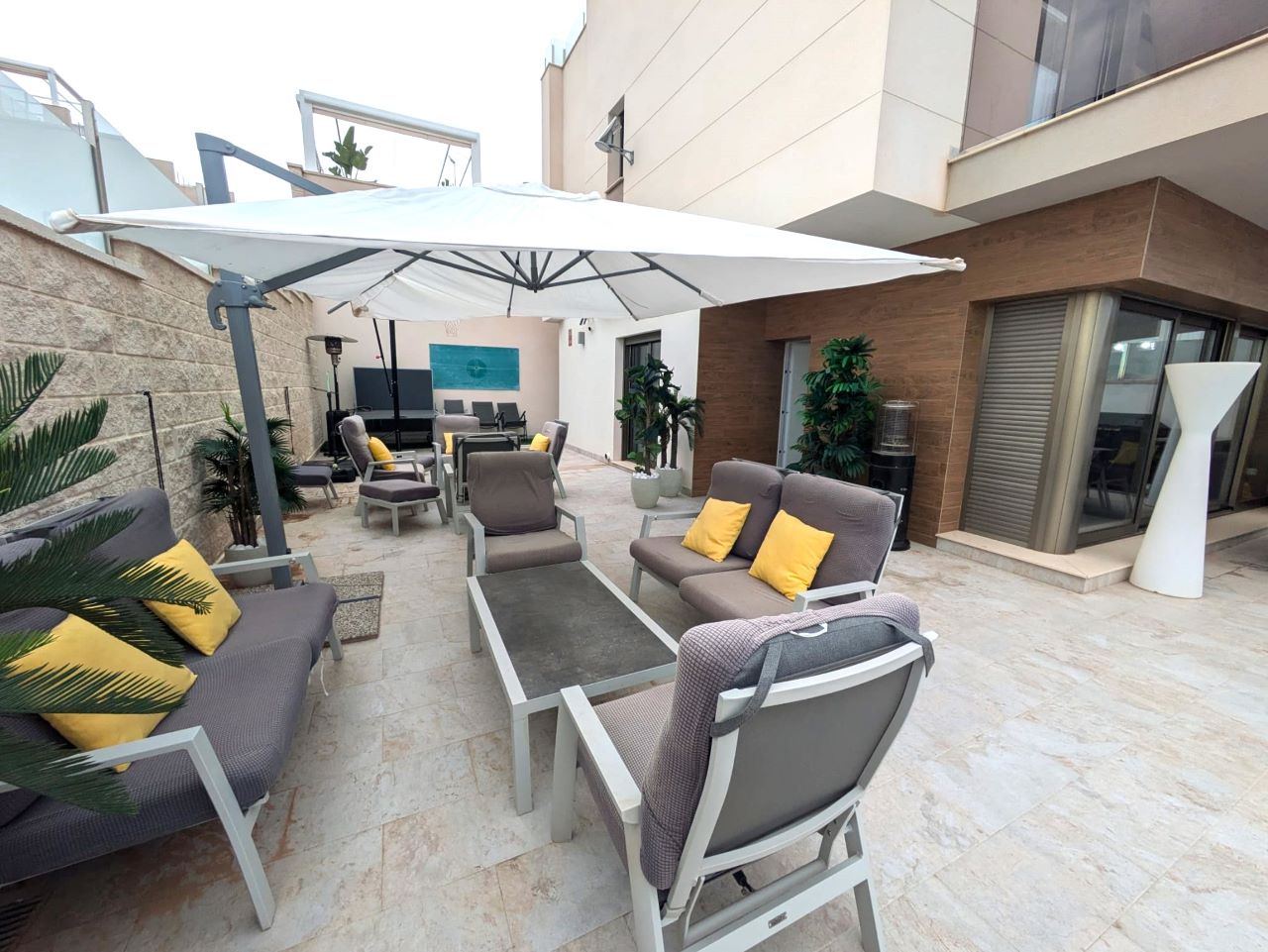 For sale - 2 Bathroom villa in Villamartin -  - Alicante