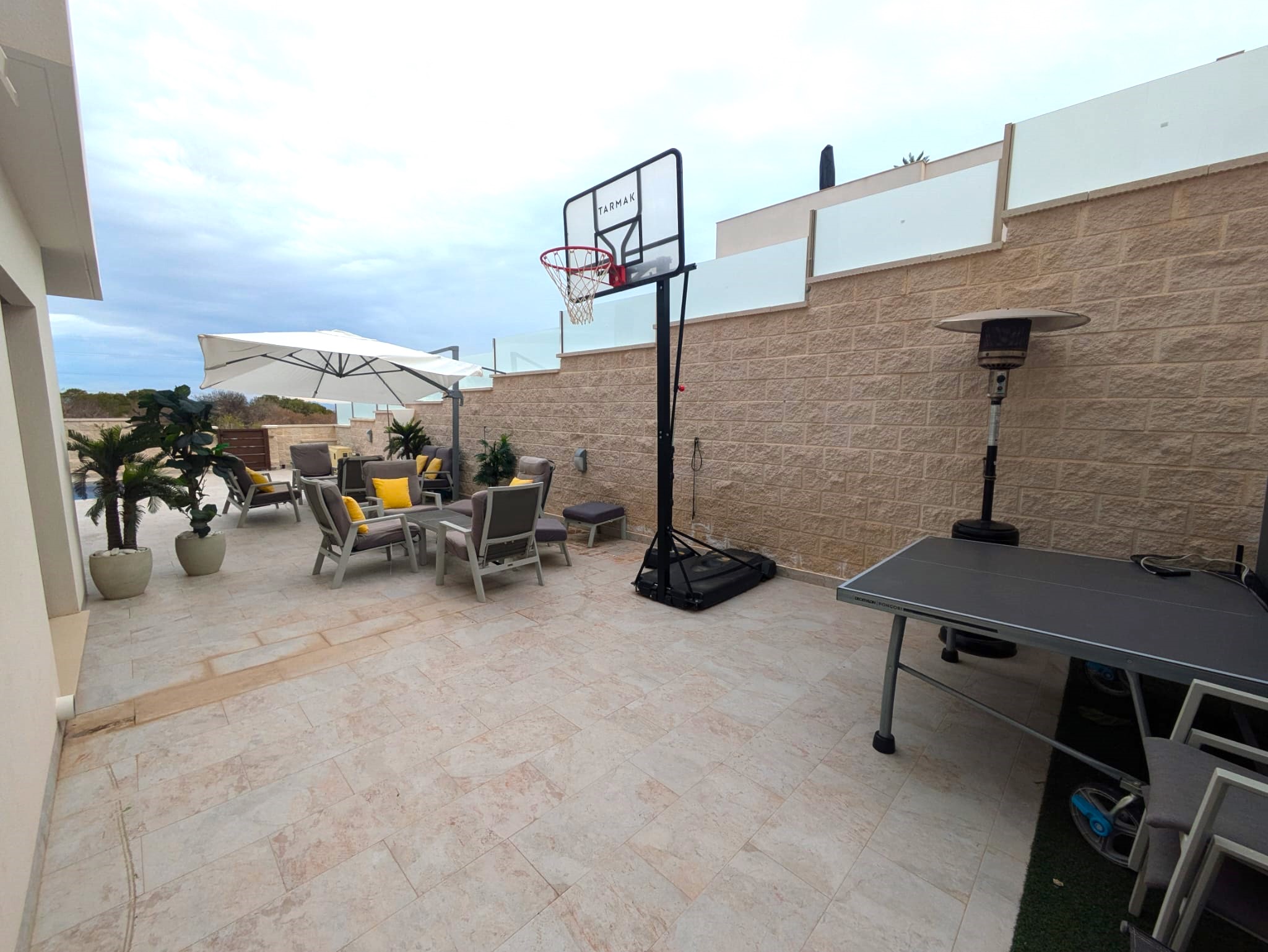 For sale - 2 Bathroom villa in Villamartin -  - Alicante