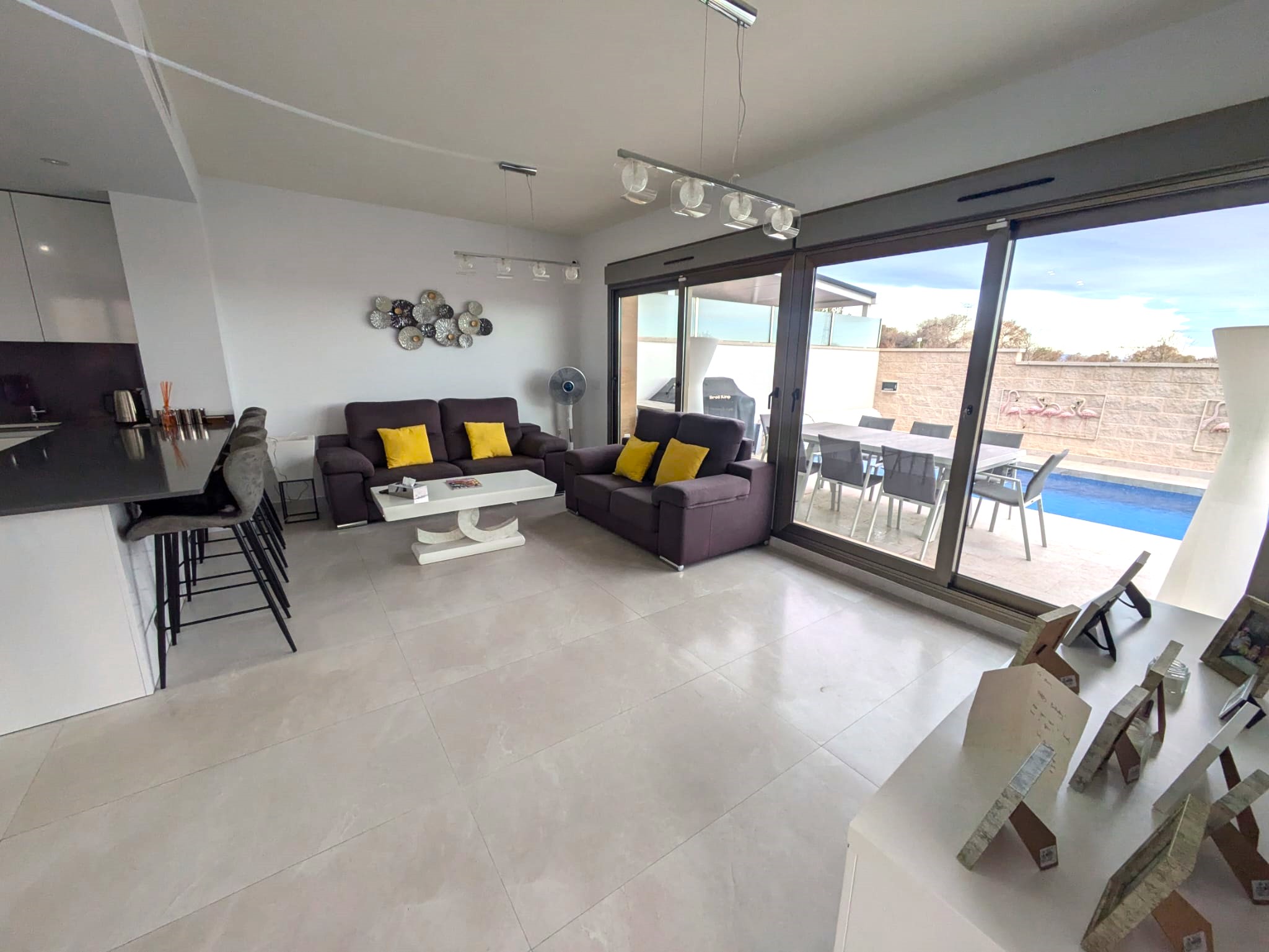 For sale - 2 Bathroom villa in Villamartin -  - Alicante